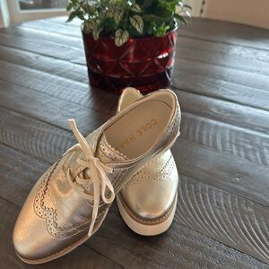 Super cute Cole Haan gold saddle shoe style sneakers.👟